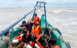 Bộ đội biên phòng Cà Mau cứu được 2 vợ chồng bị chìm tàu trên biển