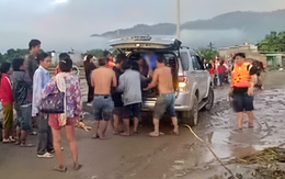 Cả gia đình bị lũ cuốn, bé gái tử vong, cha mẹ may mắn thoát nạn