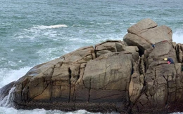 1 người đàn ông đi câu cá bị sóng đánh rơi xuống biển mất tích