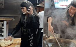 Đầu bếp cosplay nhân vật võ hiệp, vừa nấu ăn vừa 'thi triển nội công'