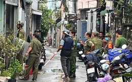 Người đàn ông cầm dao tấn công hàng xóm, cố thủ trong nhà chỉ vì chuyện nhắc mở nhạc ầm ĩ