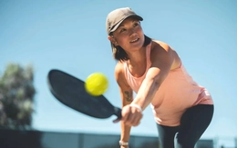 Chơi cho khỏe, nên chọn pickleball hay cầu lông?