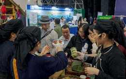 Hàng trăm ngàn người đổ về Hội chợ mùa thu cuối tuần ‘mua’ cả thế giới, vừa ăn vừa chơi tẹt ga