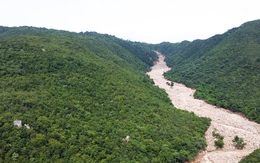 Flycam toàn cảnh hồ chứa trên núi bị vỡ, nước cuốn qua khu dân cư ở Lâm Đồng