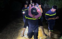 Phú Yên, Quy Nhơn lại mưa như trút, cứu hộ xuyên đêm cứu người trong lũ dữ