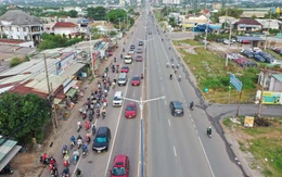 Ngày đầu điều chỉnh giao thông ở quốc lộ 13: Xe đi lại ổn định nhưng vẫn còn tình trạng lấn làn