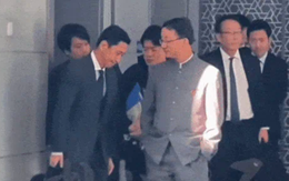 Tranh cãi về video được cho là một quan chức Nhật đã cúi đầu trước người đồng cấp Trung Quốc