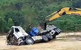 Xe đầu kéo và tài xế bị lũ cuốn trôi: Đã trục vớt xe, đang tìm kiếm người mất tích