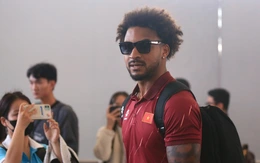 Tuyển Việt Nam về nước, tạm biệt HLV Kim Sang Sik ở sân bay