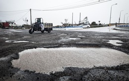 Tuyến quốc lộ nối Bình Định và Phú Yên đầy ổ gà, ổ voi sau mưa lũ