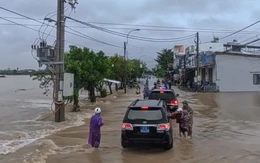 Đoàn xe Bí thư Đắk Lắk che chắn cho người dân qua đoạn ngập