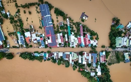 Nhìn bà con vùng lũ lụt mà lòng như lửa đốt, 'thương quá đồng bào ơi'!