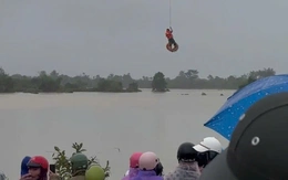 Dùng máy bay không người lái cứu người bị lật thuyền giữa lũ