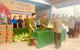 Đổi quà lấy vũ khí bảo vệ an toàn cho gia đình, bình yên cho bản làng