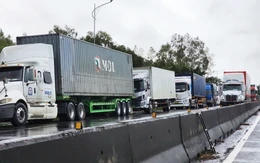 Quốc lộ 1 từ Sông Cầu đến Tuy An kẹt nghiêm trọng, hàng ngàn xe 'chôn bánh'