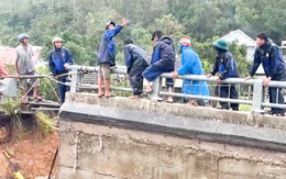 Hiện trường vụ sập mố cầu Lò Gốm, tạo hố sâu hơn 5m ở Tuy An