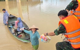 Bộ đội vượt nước ngập vào Bắc Nha Trang cứu trợ, đưa dân lên nơi an toàn
