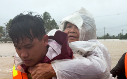 Hơn 1.000 người mắc kẹt, lực lượng cứu hộ chạy đua thời gian tiếp cận vùng ngập lụt Đắk Lắk