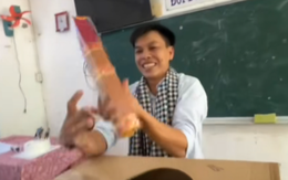 Thầy giáo đứng hình với món quà sinh nhật đầy 'tinh tế' của học trò