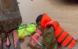 Xúc động những chuyến xuồng đổ về rốn lũ 'chia lửa' cứu dân