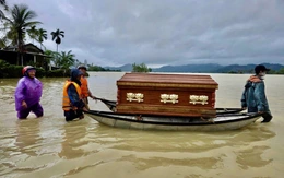 Những cuộc tiễn đưa đầy nước mắt ở vùng lũ