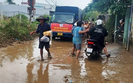 Cùng Tuổi Trẻ cứu trợ đồng bào lũ lụt miền Trung