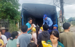 Cùng Tuổi Trẻ cứu trợ đồng bào lũ lụt miền Trung