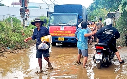 Cùng Tuổi Trẻ cứu trợ đồng bào lũ lụt miền Trung