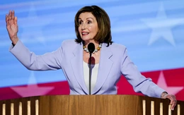 Bàn tay sắt của bà Nancy Pelosi trong găng tay Gucci