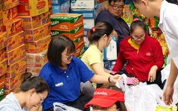 Cùng Tuổi Trẻ cứu trợ đồng bào lũ lụt miền Trung