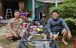 Căn nhà giúp 60 người tránh lũ và chuyện của 2 thanh niên chèo xuồng đến tê tay cứu hàng xóm