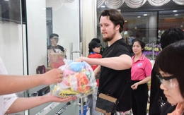 Cùng Tuổi Trẻ cứu trợ đồng bào lũ lụt miền Trung