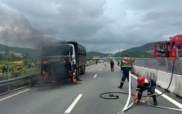 Xe tải chở gần 18 tấn đá granit bốc cháy trên cao tốc Cam Lâm - Vĩnh Hảo