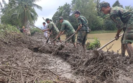 Bộ đội căng mình giúp dân dọn đường sá, trường học sau lũ