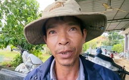 Hai người đàn ông chèo ghe cứu nhiều phụ nữ và trẻ em mắc kẹt trên mái nhà trong lũ dữ