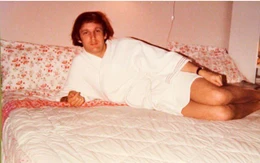 Xác minh bức ảnh ông Trump mặc áo choàng tắm nằm trên giường giữa ồn ào vụ hồ sơ Epstein