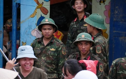 Bộ đội dồn dập đổ quân về vùng lũ, thầy cô mừng vì học sinh có thể nhanh trở lại lớp