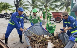 Công nhân môi trường và xe ép rác từ TP.HCM hỗ trợ dọn vệ sinh sau lũ tại Khánh Hòa