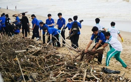 Cả ngàn người dọn rác ngập trên bãi biển Nha Trang sau lũ