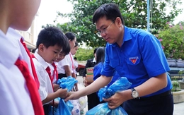 Thành Đoàn TP.HCM tặng 1.500 suất quà cho học sinh vùng lũ Khánh Hòa