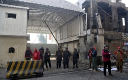 Tấn công liều chết rung chuyển Peshawar: 3 nhân viên an ninh tử vong, nhiều người bị thương