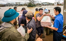 Cùng Tuổi Trẻ cứu trợ đồng bào lũ lụt miền Trung
