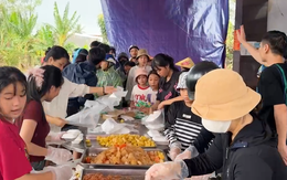 Bếp cơm dã chiến nấu hàng nghìn suất cơm nóng trao cho bà con ở tâm lũ Hòa Thịnh