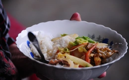 Bữa cơm chan nước mưa kèm nước mắt của người dân nơi vùng lũ dữ quét qua