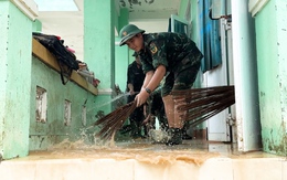 Tất bật dọn dẹp trường lớp để sớm đưa học sinh trở lại sau lũ