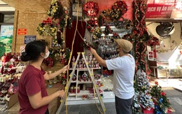 Hà Nội lại ra quân giành vỉa hè cho người đi bộ, tuyến phố Hàng Mã bị tháo hàng loạt mái che