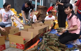 Bánh tét, bánh chưng tiếp sức bà con miền Trung