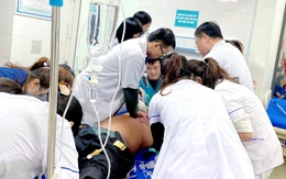 Bệnh nhân chưa kịp khám bệnh thì ngưng tim, cả chục y bác sĩ xúm vào giành lại sự sống