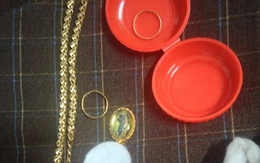 Trả lại gần nửa cây vàng để quên trong áo quần cũ gửi người dân vùng lũ