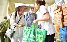 Cùng Tuổi Trẻ cứu trợ đồng bào lũ lụt miền Trung